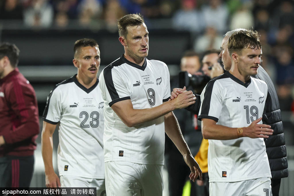 意大利乙组联赛_亚预赛离奇一幕:最后3分钟意大利乙组联赛,澳大利亚球员颠起了球,根本不想赢中国队,着急跟裁判握手