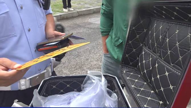 皇冠信用盘如何注册_“你明白吗？”北京街头一驾驶员连怼交警皇冠信用盘如何注册！交警：我不明白