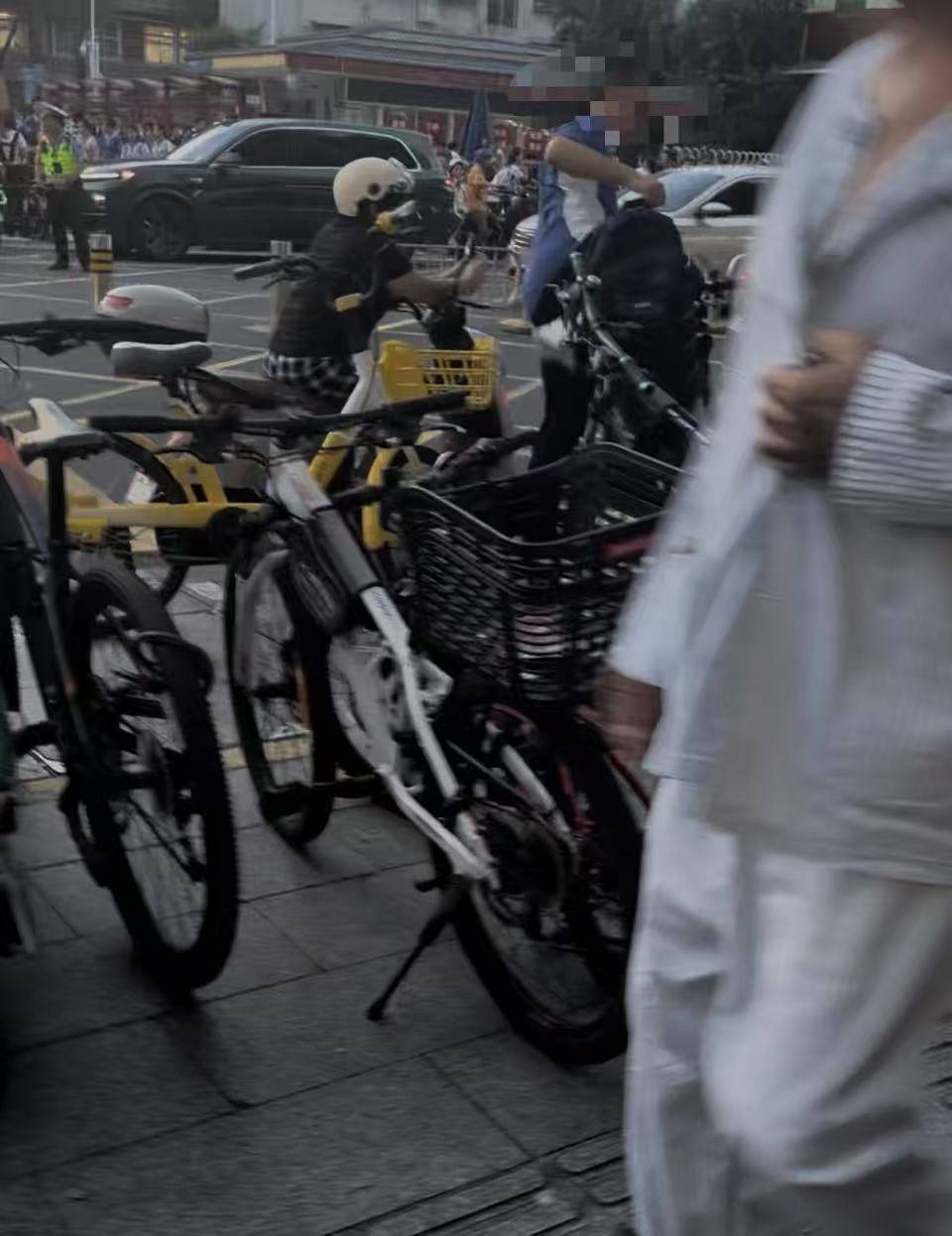 皇冠信用网押金多少_深圳一医院门口被指“举步维艰”皇冠信用网押金多少！整治后记者实探:仍很堵