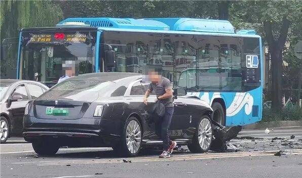 皇冠代理登录地址_陈震谈劳斯莱斯车祸后续：对方为网约车皇冠代理登录地址，已联系到伤者家属，会全力支付应该负担的赔偿