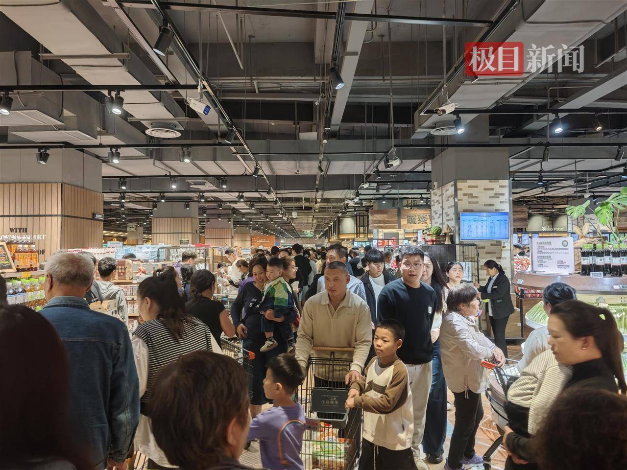 皇冠信用网会员申请_中秋夜的新乡胖东来能有多少人？多个收银口排起长队皇冠信用网会员申请，有顾客举着购物篮在人群中穿行