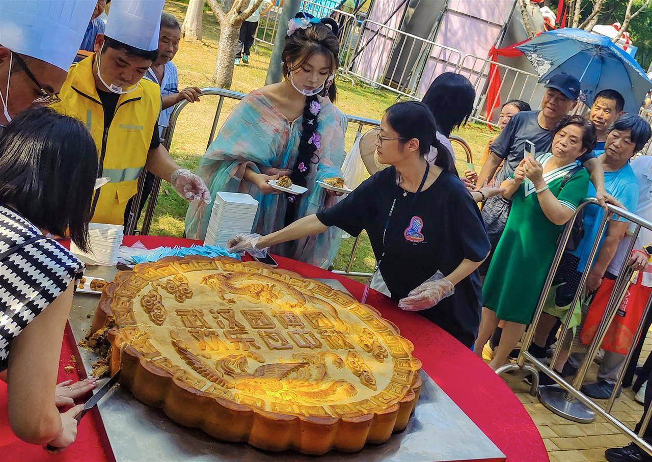 皇冠登3代理申请_重388斤皇冠登3代理申请！500人排队挑战超级大月饼