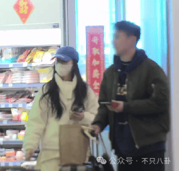 NBA篮球返水_他俩没分手但被拍到吵架了NBA篮球返水，吵得很凶......