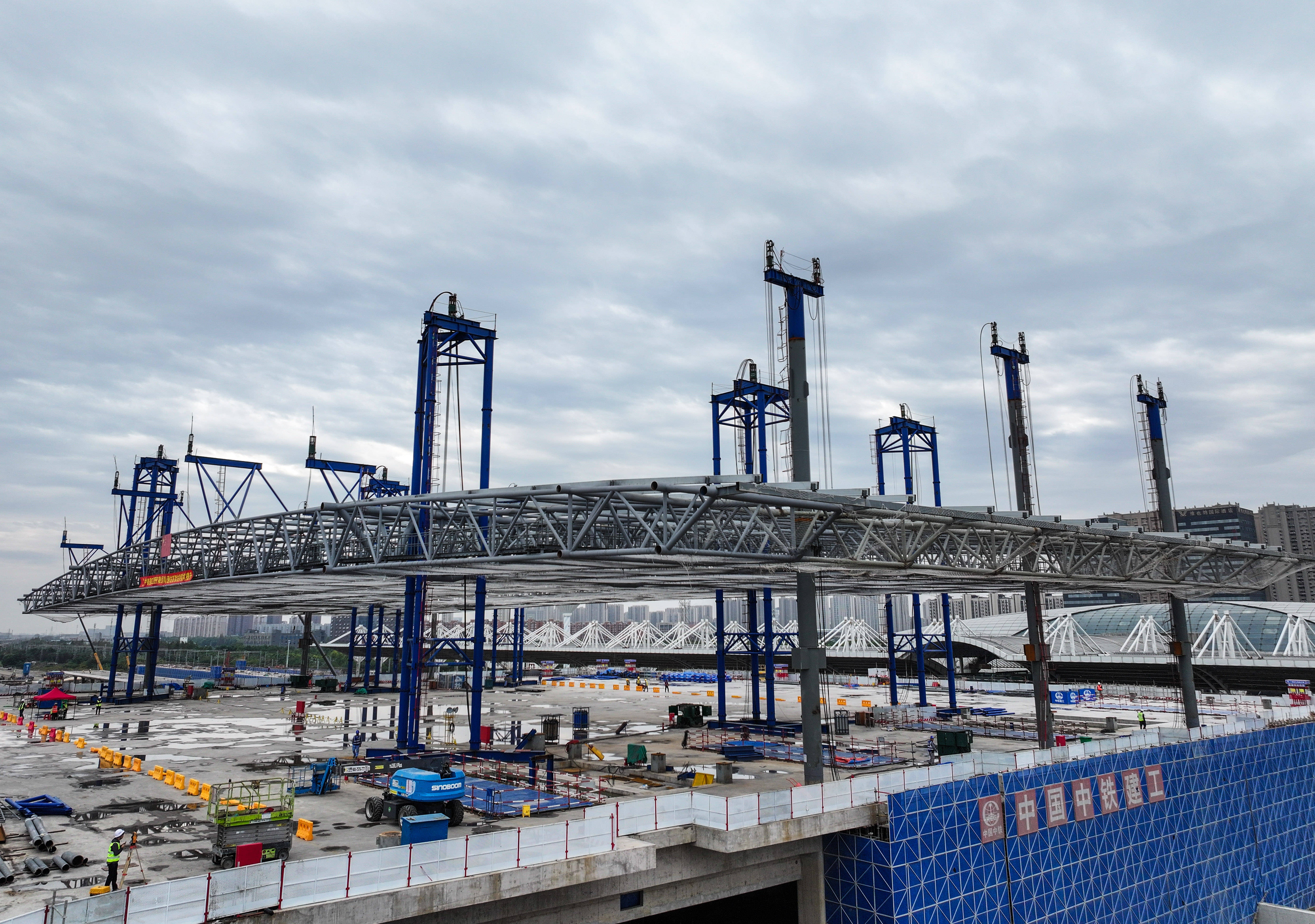 皇冠皇冠信用平台
_新建上海至南京至合肥高铁南通站高架站房钢结构顺利提升