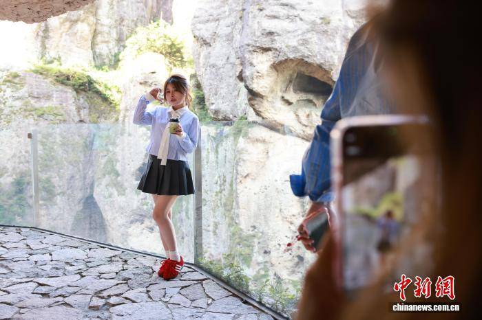 如何代理皇冠信用
_浙江温州乐清雁荡山:悬崖咖啡助力传统景区焕新出圈