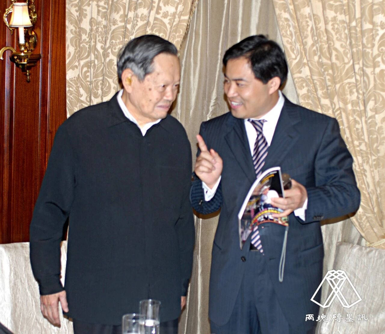 皇冠信用网开户
_窑变|莫言悼杨振宁皇冠信用网开户
,写了一首诗:先生原本仙乡客……