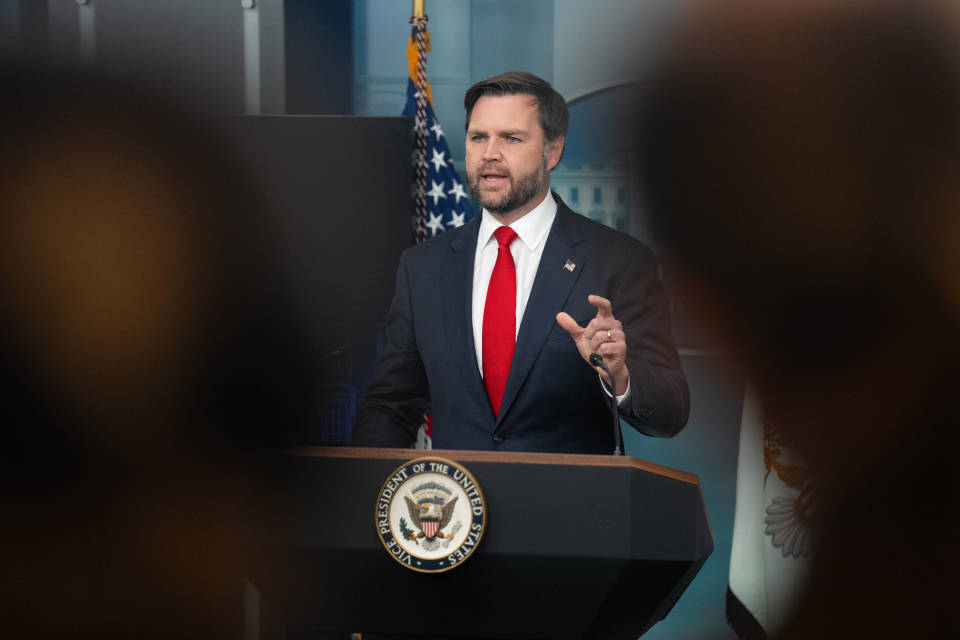 皇冠信用网APP下载_哈马斯“假装寻找遗体”皇冠信用网APP下载，激怒以色列撕毁停火协议