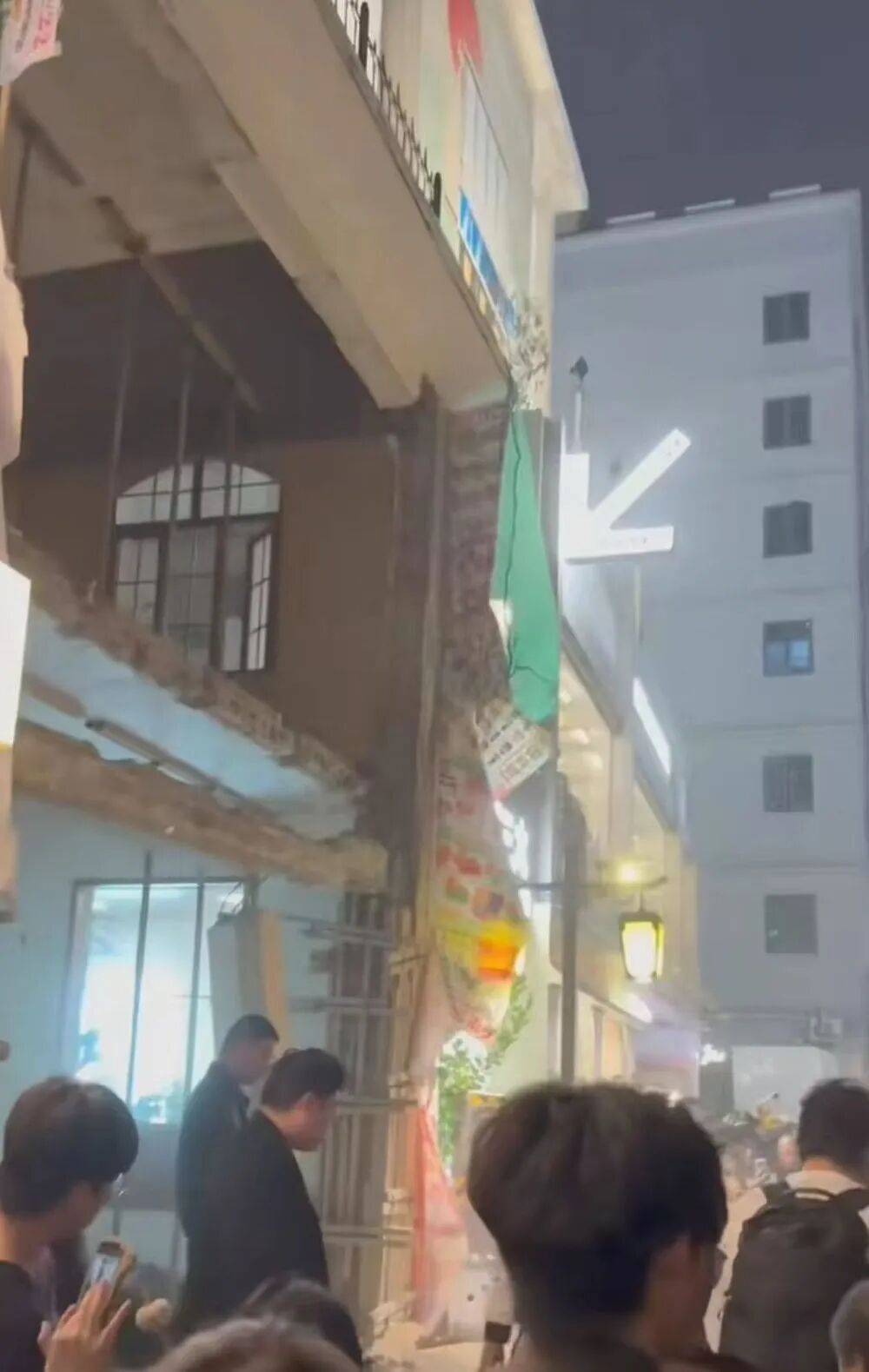 皇冠信用最新地址
_湖南长沙潮宗街发生墙体垮塌事故皇冠信用最新地址
,有人受伤,长沙市应急管理局:正在现场救援