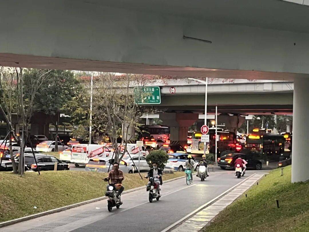 厄瓜多尔足球
_“等到车熄火”!深圳一主干道厄瓜多尔足球
,因封路导致拥堵!多部门研究疏解方案