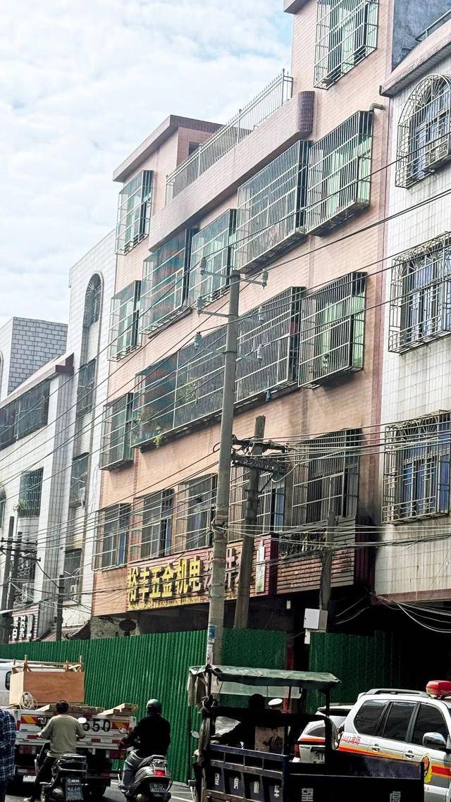 皇冠足球平台代理_一家四代12人皇冠足球平台代理，火灾中丧生背后