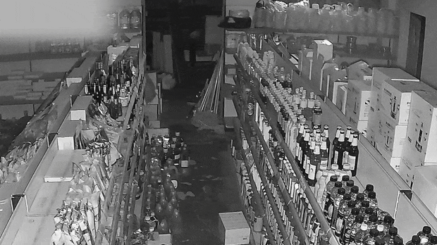 皇冠信用网怎么申请_青岛某超市凌晨突然出现神秘黑影皇冠信用网怎么申请，披着烂麻袋低着头，当他终于转过脸来，警察都气笑了