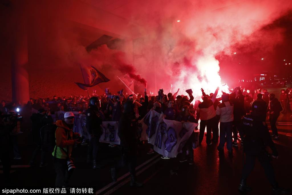电竞足球网站_德容：巴萨的胜利证明我们更优秀电竞足球网站！2025年完美收官