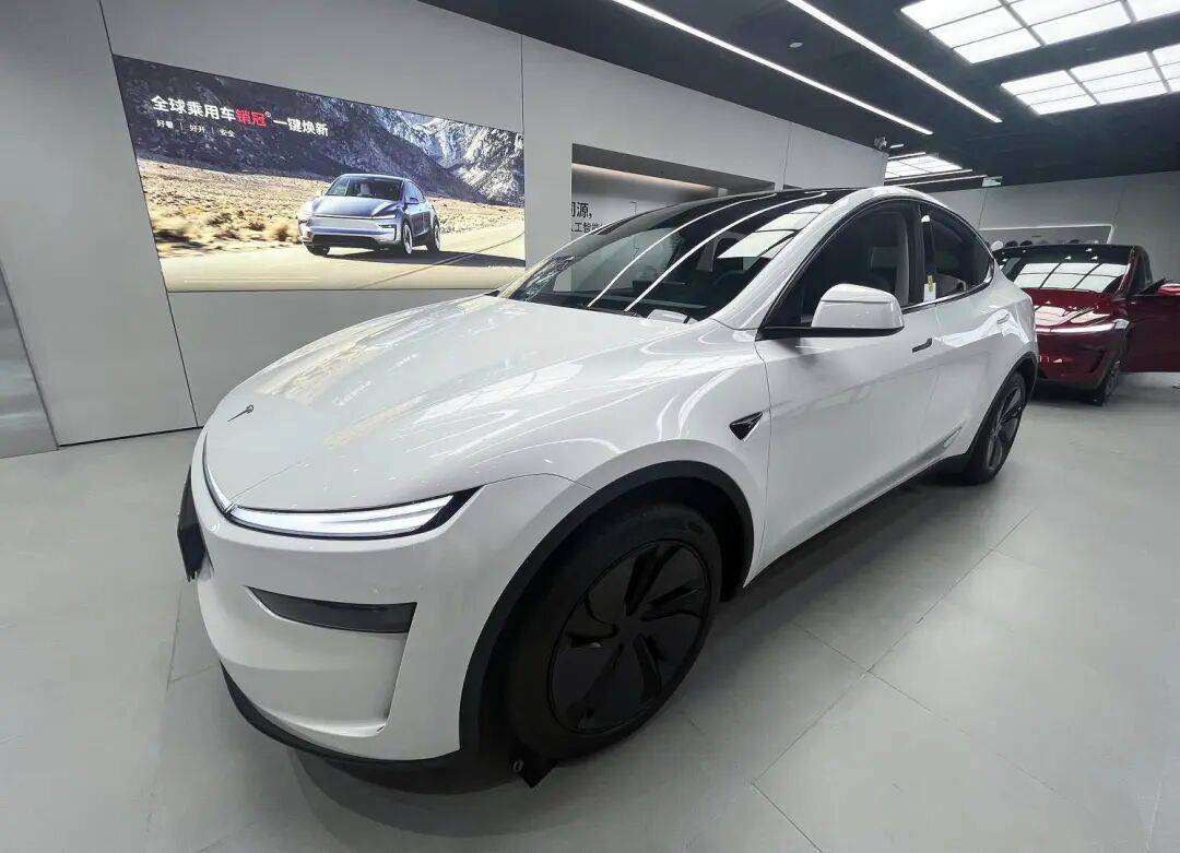 皇冠足球平台申请_四川女子花30余万买特斯拉皇冠足球平台申请,飞到海口提车发现是升级前的“老款”