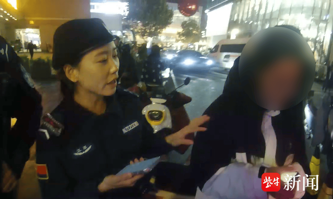 如何注册皇冠足球代理_刚入行三天的女外卖员丢车后路边哭泣如何注册皇冠足球代理,PTU队员帮她找到车后暖心安慰