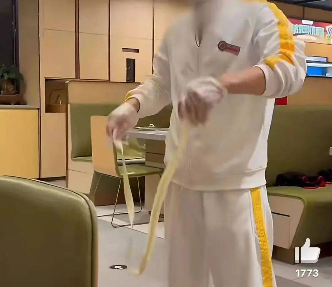皇冠信用网如何开户_昆明一男子曝光海底捞甩面时面条多次着地皇冠信用网如何开户，被门店区别对待