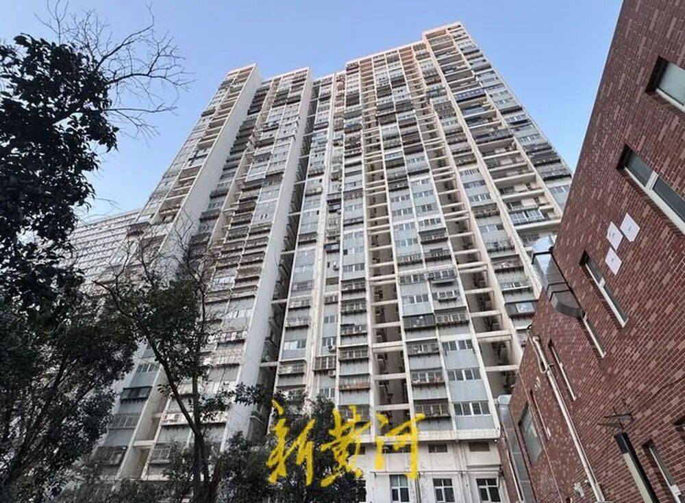 皇冠信用网代理申条件_济南一栋34层住户楼仅一台电梯运行皇冠信用网代理申条件，200余户居民陷“上下两难”，记者实测高峰期顶层下至1层用时超10分钟，多方回应