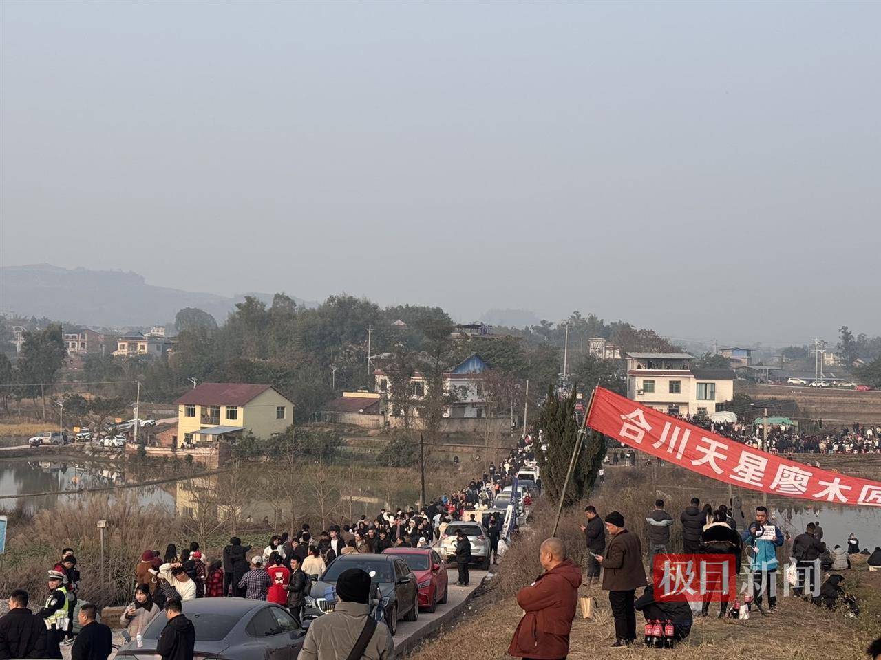 皇冠电话多少_实探“千人帮忙杀猪”的合川庆福村：热闹如5A级景区皇冠电话多少，车流堵到5公里外，有网友骑摩托接人进村