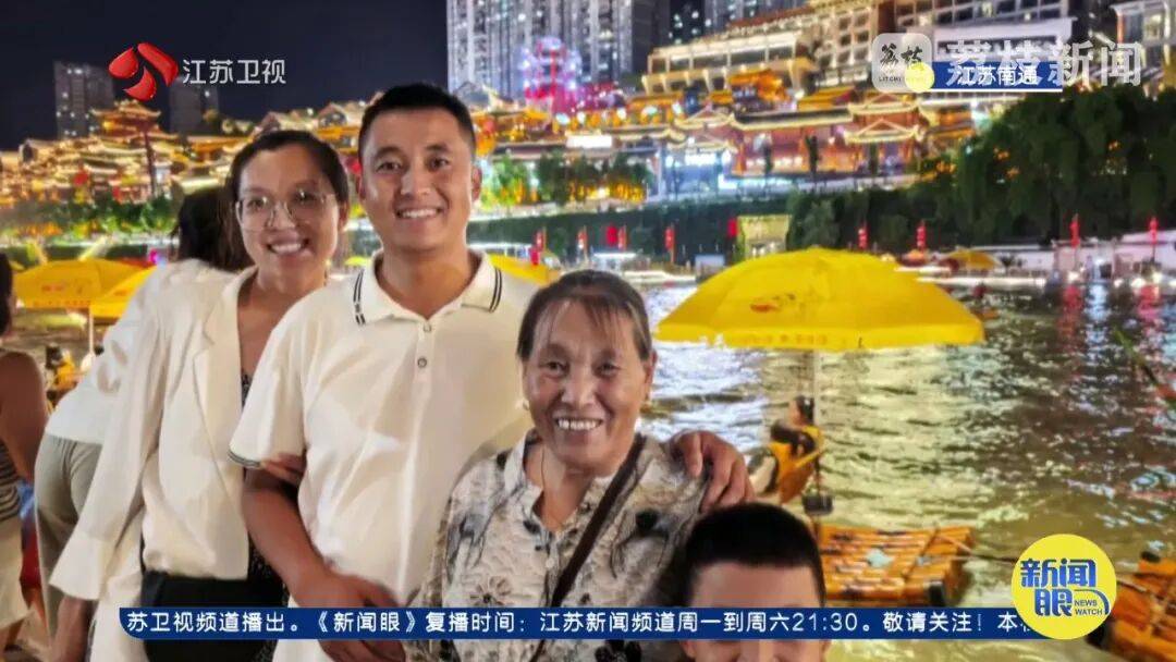 世界杯足球平台代理_南通男子带64岁妈妈餐厅过生日世界杯足球平台代理,全场路人超配合齐喊三声“生日快乐”!网友百万点赞:隔着屏幕也想给阿姨送祝福