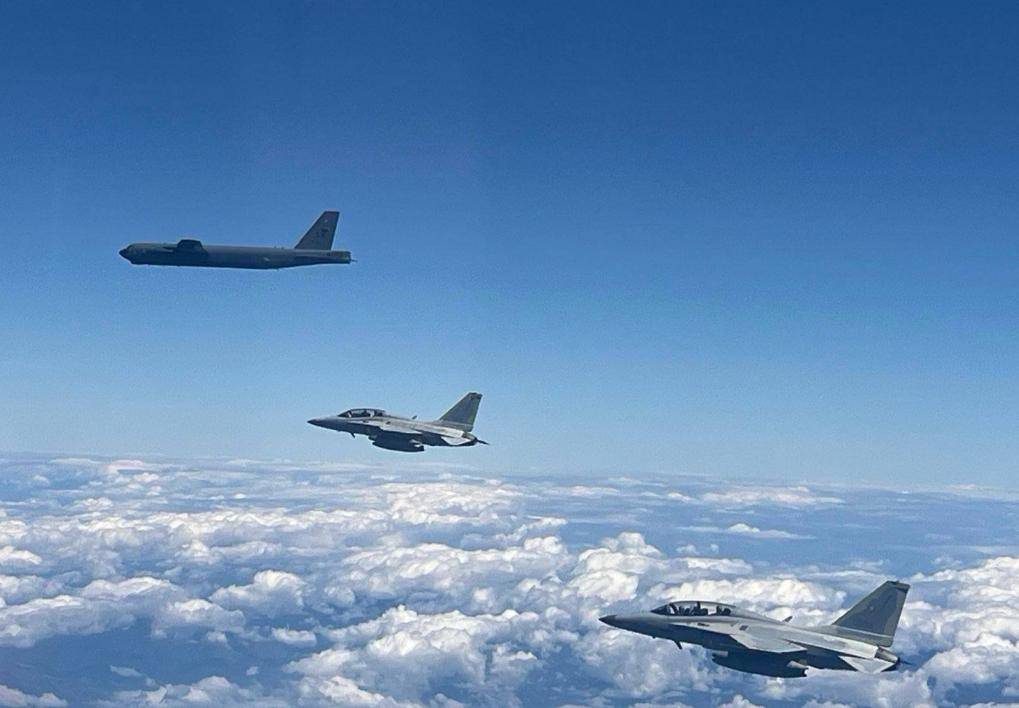 皇冠信用网在线申请_南海发生激烈对峙皇冠信用网在线申请，中国苏30驱离菲律宾侦察机，美军B-52大轰撑腰