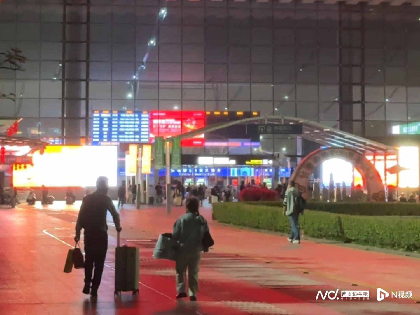 皇冠信用平台出租出售_跑了八小时只赚25块：他把自己从酒里开出来皇冠信用平台出租出售，也把年开回家