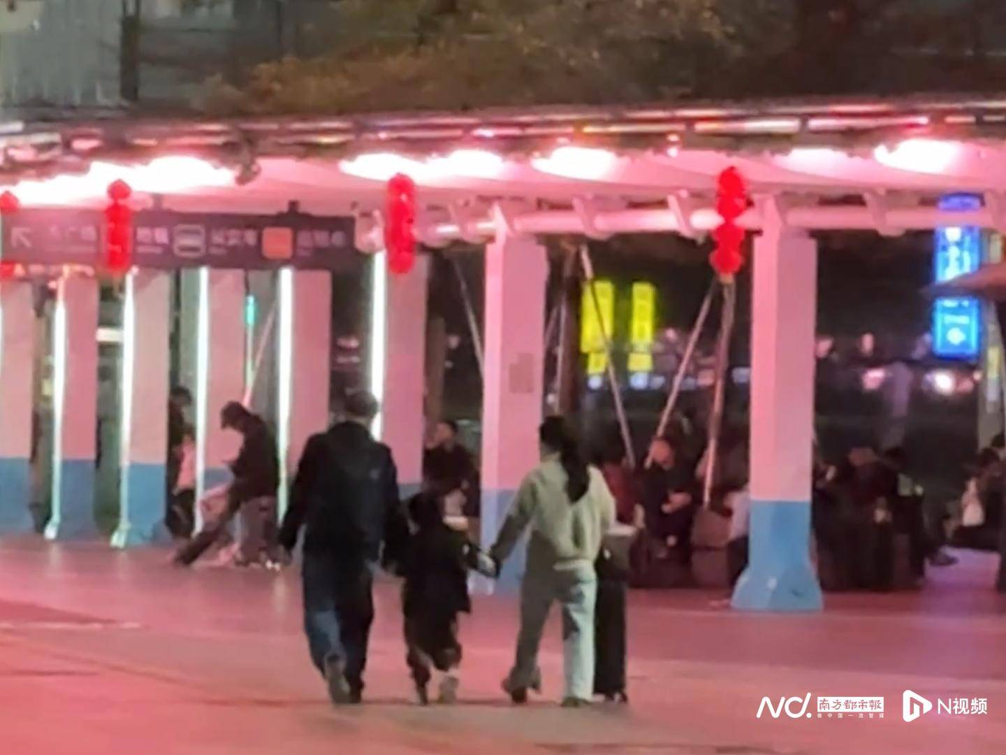 皇冠信用平台出租出售_跑了八小时只赚25块：他把自己从酒里开出来皇冠信用平台出租出售，也把年开回家