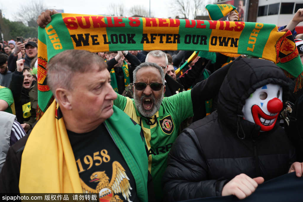 皇冠信用网地址_争议不断！约罗被推倒皇冠信用网地址，马奎尔出手时机的选择大揭秘：这次判罚岂是小事？