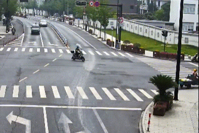 皇冠信用盘最新地址 _北京街头一轿车90km/h抢黄灯皇冠信用盘最新地址 ，撞飞闯红灯的电动自行车，致一人死亡！检察机关提起公诉