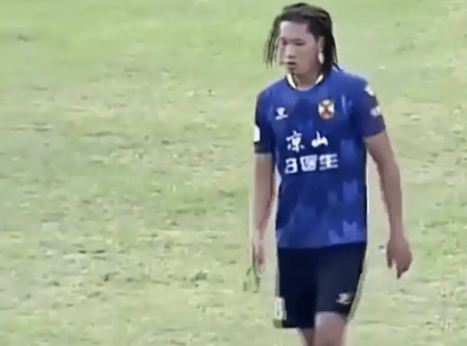 皇冠足球管理平台出租_全国禁赛5年！凉山队一球员不满判罚赛后飞踹拳击裁判皇冠足球管理平台出租，此前已被四川省内禁赛5年