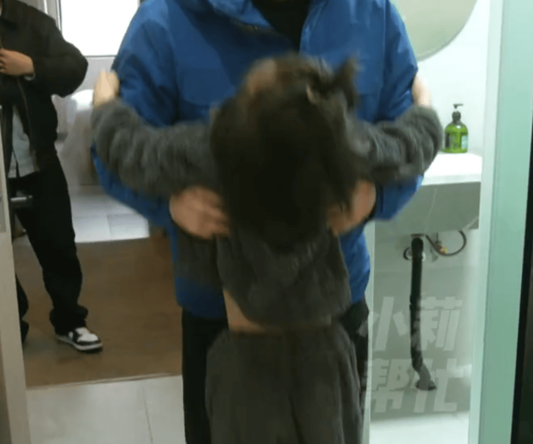 怎么申请皇冠信用网_河南6岁男童被25岁妈妈“遗忘”酒店半月！酒店工作人员自发当起“临时妈妈”怎么申请皇冠信用网，妈妈终于现身，孩子紧抱不愿松手！网友：希望以后被善待