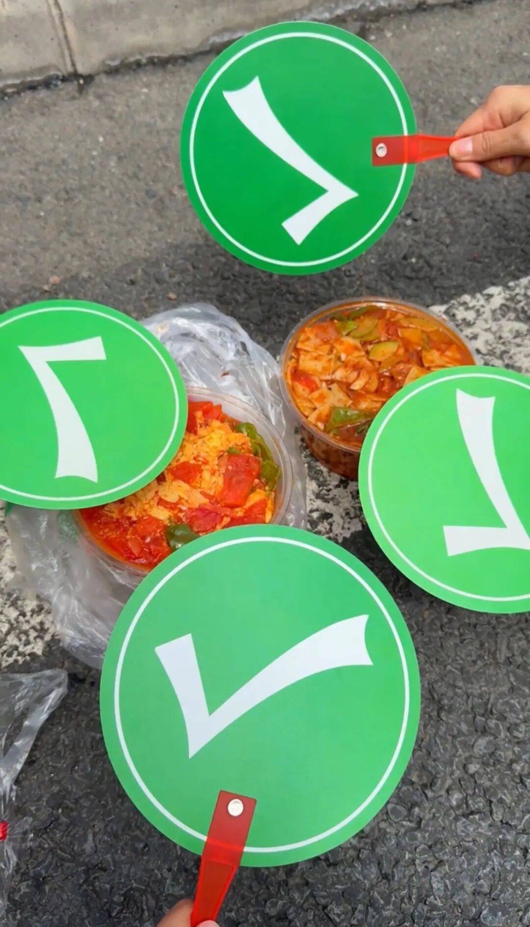 皇冠信用网代理注册_一个敢点一个敢送！女子高速堵车点外卖皇冠信用网代理注册，老板穿着围裙开着车，穿过农田爬上护坡送达