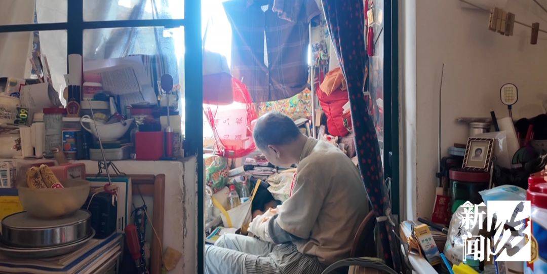 捷克足球_上海六旬男子自称“闭关修行”捷克足球，家中臭气熏天，邻居：他大小便都在塑料袋里