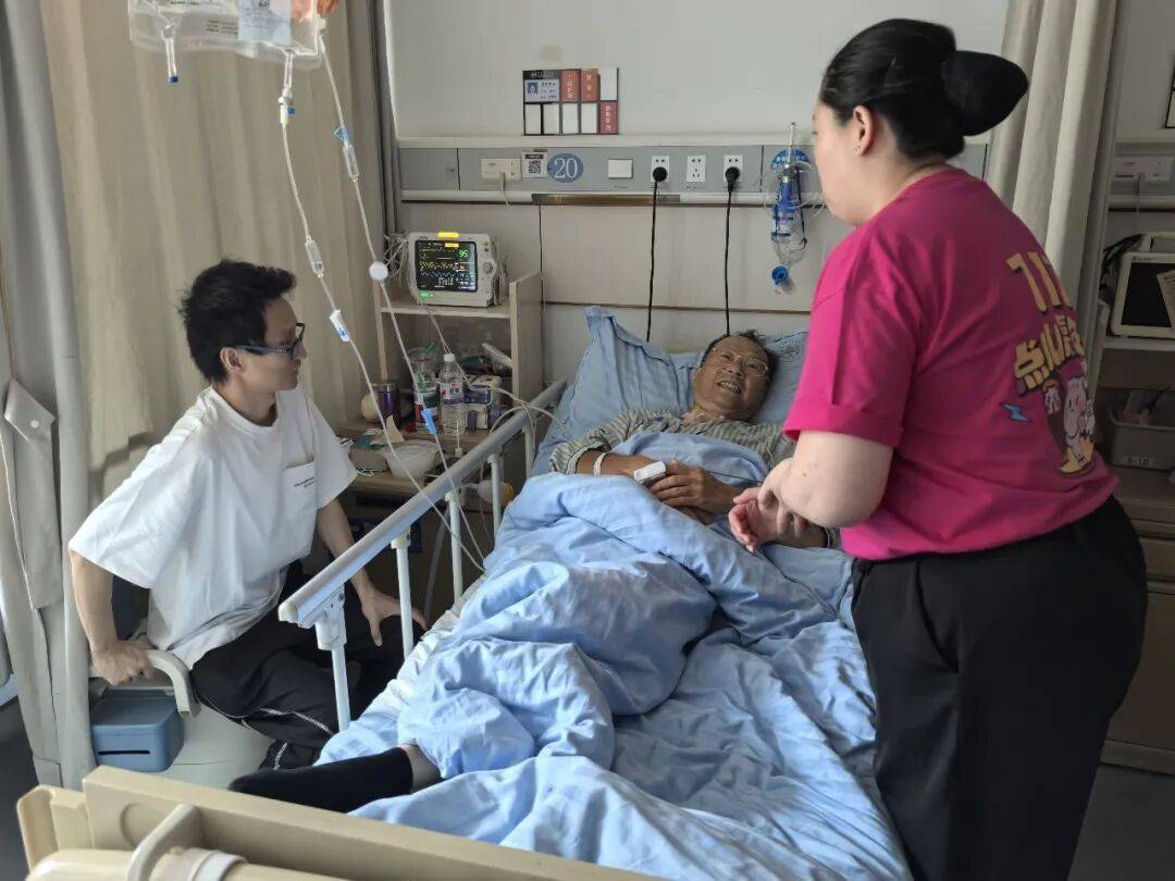 皇冠信用网会员申请_再晚半小时人就没了！男子来杭旅游在商场肚子突然变大皇冠信用网会员申请，饭店女员工三句话，抢回一条命