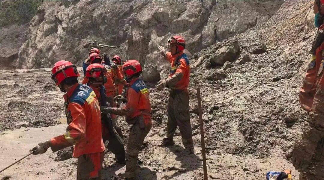 足球外围买球网站_西藏泥石流灾害现场沿岸树枝挂满裹着泥浆的衣物足球外围买球网站，救援最新画面：淤泥没过膝盖