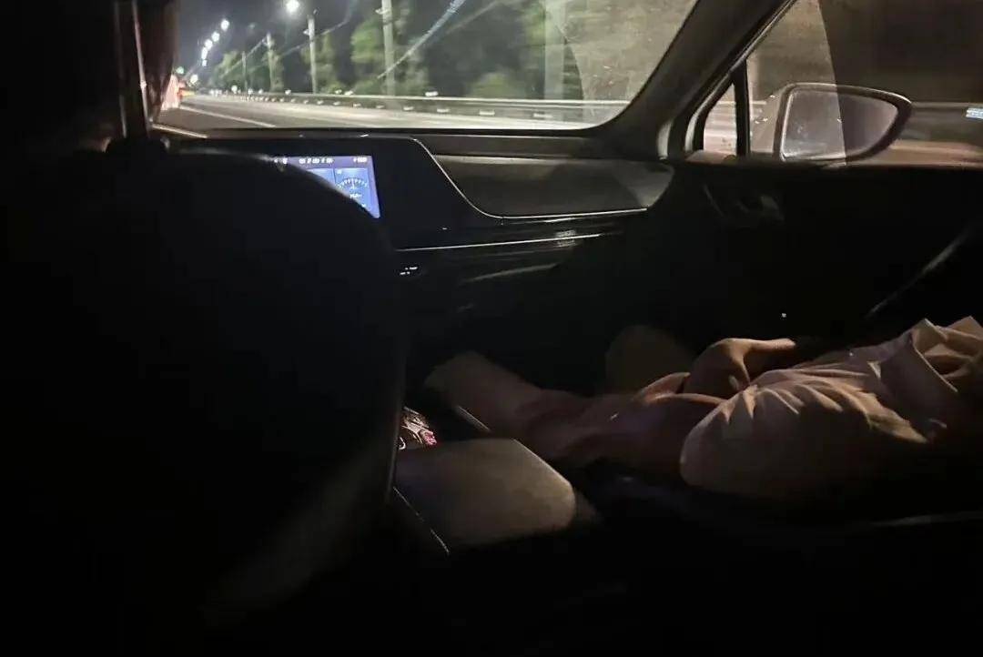 皇冠返水_女子打顺风车从上海回杭州皇冠返水，司机半路称困竟让乘客开车并承担68元高速费，车费全额收取，平台致歉退款